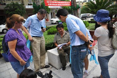 Người nhà nạn nhân MH370 an ủi thân nhân hành khách MH17